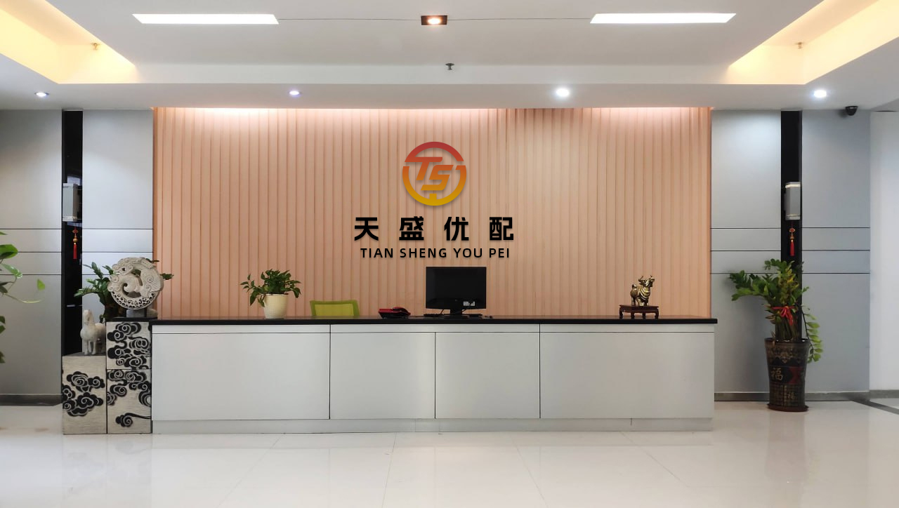 富灯网 苏璎璃封墨城 残梦吹寒彼岸花 封墨城皱了皱眉。 “那需要多少？” “少则两碗，多则三碗。” “三碗？” “是，血量越多，君后便能恢复得越快.._白霓裳_心脏_目光